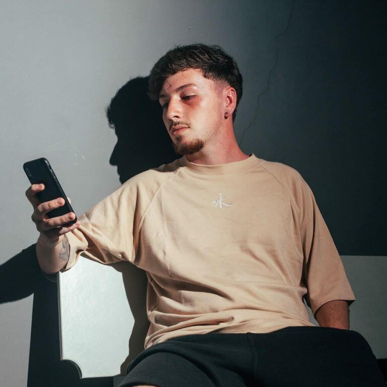 addicted to technology seeking help - Maui Recovery