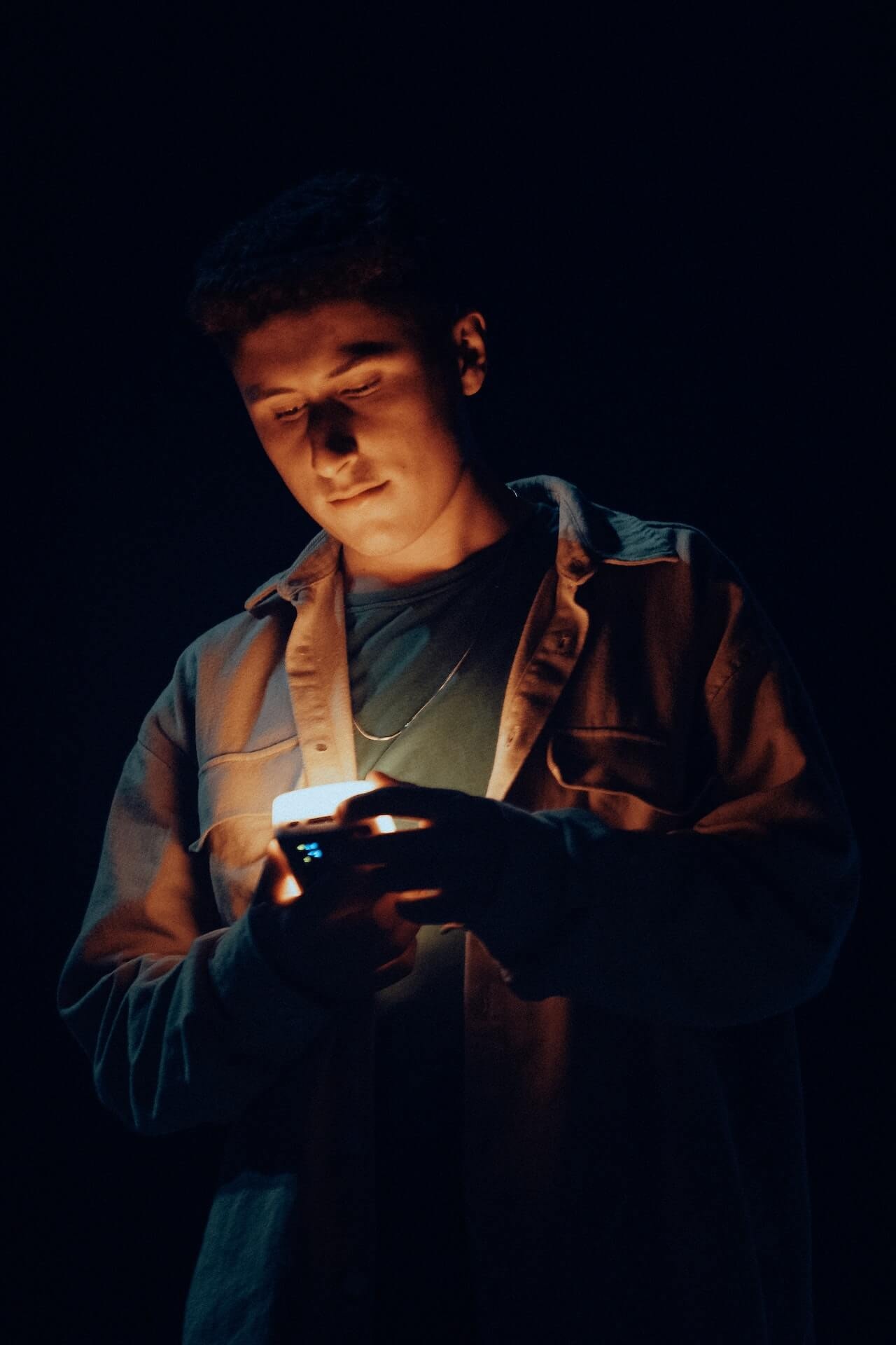 how phone addiction contributes to mental health issues - Maui Recovery